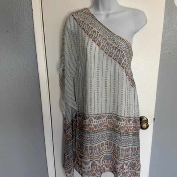 BCBG Haute Couture Alana Maxazria Off One Shoulder Top Womens XXS Blouse Aztec - Picture 11 of 11